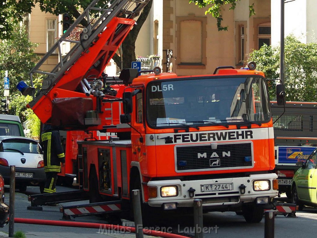 Brand Flachdach Koeln Agnesviertel  Huelchratherstr   P082.JPG